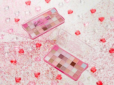 【キャンメイク40周年記念】40年分の“かわいい！”をぎゅっと1つのパレットに(ハート)32色のスペシャルアイパレット「スーパーかわいい！パレット」2025年11月下旬より発売