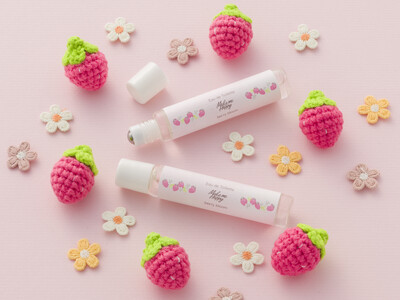 キャンメイクのフレグランスブランド「メイクミーハッピー」から初のベリー系の香り(ハート)まるで本物のイチゴのような、ジューシーでやさしい甘さのオードトワレが登場！2025年12月下旬より発売