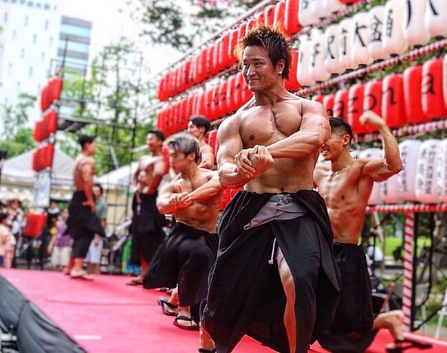 【マッチョ×お祭り】中野駅前大盆踊り大会で筋肉紳士集団ALLOUTが今年も「筋肉盆踊り」で盛り上げる!水かけ企画も実施!