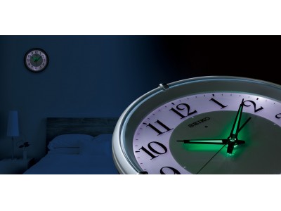 針は緑色、文字板は白色に光る暗い中でも時刻が読み取れる掛時計に新機種を追加