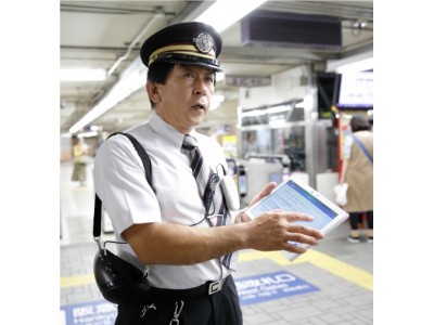 阪急電鉄が、訪日外国人向け多言語アナウンスサービス「AmiVoice TransGuide」を全線の主要駅に導入し、お客さまサービスを向上