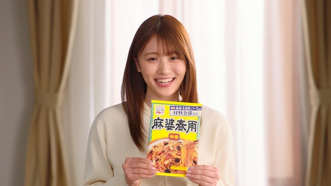 「麻婆春雨って、どんな味？」5月1日より新パッケージCM放映開始！出川 哲朗さん・塚本 恋乃葉さんコンビが出演