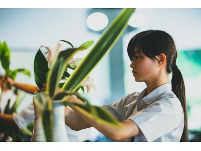 「第二回全国高校生 花いけバトル  関東大会」サンシャインシティの噴水広場にて『即興で花をいける』。若き才能、飛び立て！