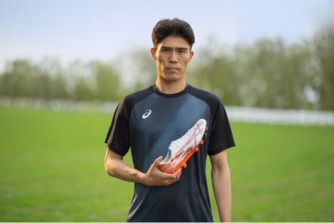 冨安健洋選手のプレーを支えるサッカー用スパイクシューズ「JETRAY ELITE」を発売！本モデルのために開発した独自素材「SILKYWRAP LITE」を採用