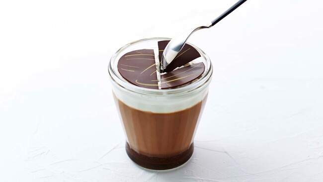 ４層で仕立てたこだわりの食感。期間限定 濃厚チョコレートスイーツを販売