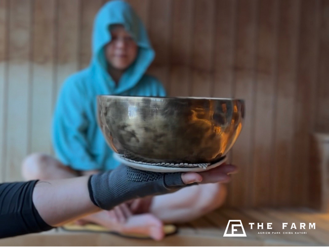 【2/24開催】1/fの澄んだ倍音とやわらかな振動が広がる“音浴サウナ”。おふろcafe かりんの湯でシンギングボウルの特別プログラム開催