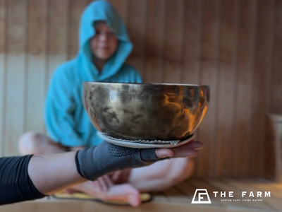 【2/24開催】1/fの澄んだ倍音とやわらかな振動が広がる“音浴サウナ”。おふろcafe かりんの湯でシンギングボウルの特別プログラム開催