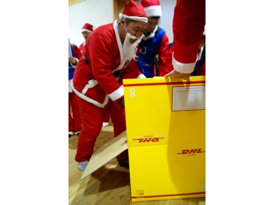 DHL、「サンタが100人やってきた!」を6年目となる今年もサポート