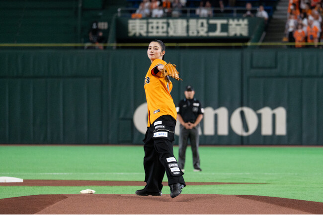 東京ドームが熱狂！池田エライザさんが始球式で全力投球！