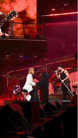 YOSHIKI、Jonas Brothers全米ツアーファイナルに電撃出演！　到着10分後にリハーサルなしの"ぶっつけ本番"で1万8,000人を熱狂させる