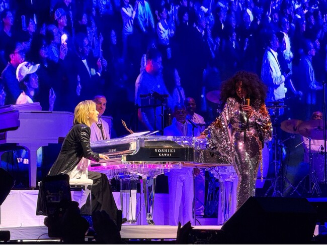 YOSHIKI、ダイアナ・ロス公演でサプライズ共演　名曲「If We Hold On Together」に大歓声