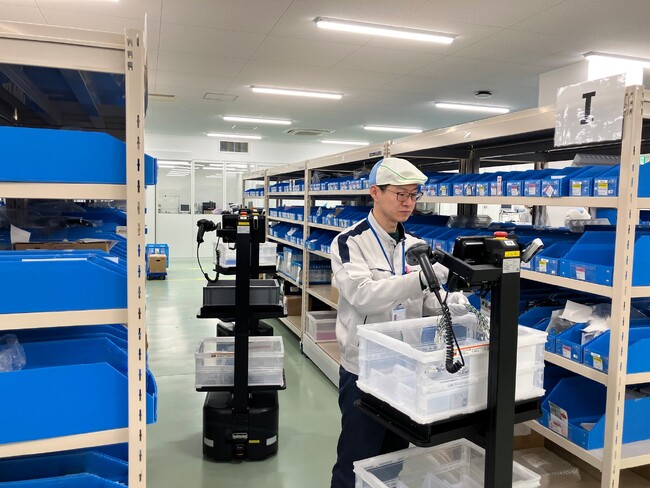 ラピュタロボティクスのピッキングアシストロボット「ラピュタPA-AMR」、シスメックスRAの新工場で稼働開始。医療機器製造現場の物流自動化と人材の最適配置を支援 。