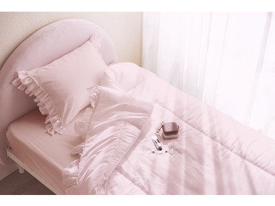 誰でも簡単に！フェミニンなベッドコーディネートの完成。新作寝具「かんたん寝具セット」のご紹介