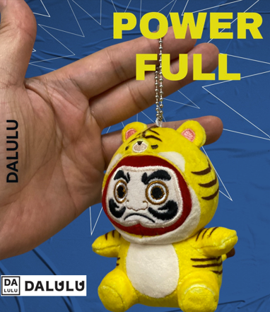 【DALULU】ダルル5月20日旅立ち開始！！ぬいぐるみキーチェーン『願いをまとった干支達磨』