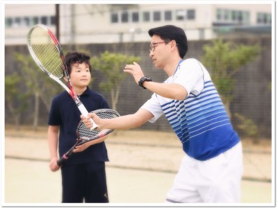真砂コーチのソフトテニス無料体験会 in ITCいぶきの森インドアテニスクラブ。いま再び注目を集めるソフトテニス。日本実業団リーグの第一線で活躍した元選手が楽しみながらみるみる上達する秘訣を伝授！