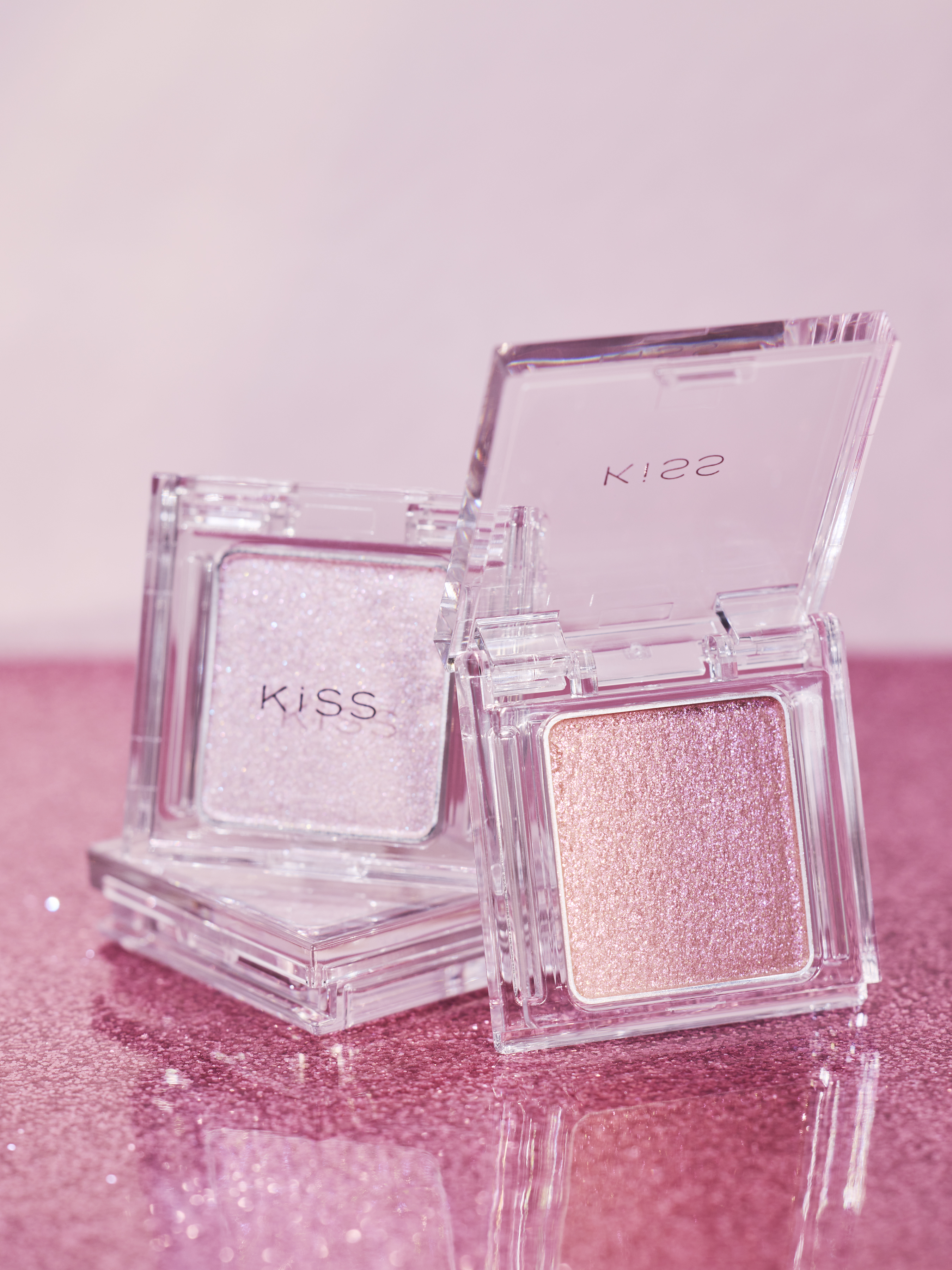 強気な高輝度パール配合で、ひと塗りで主役級のきらめき。潤った瞳を演出する濡れツヤアイカラーにビターロマンティックな限定色が登場！