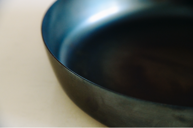 【料理にとことん没頭できる!!︎】妥協なし“厚さ”と“深さ”を追求―Flying Saucer鉄フライパン、誕生―料理がおいしくなる、楽しくなる道具。