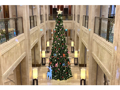 【ホテル日航奈良】いちごパフェカラーのクリスマスツリーがロビーに登場