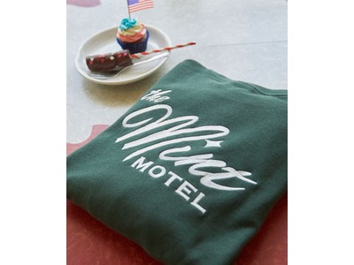 アメリカンなモーテルスタイルカフェ「The MINT MOTEL」とFREAK'S STOREがコラボレーション。POPなデザインのスウェットを発売。