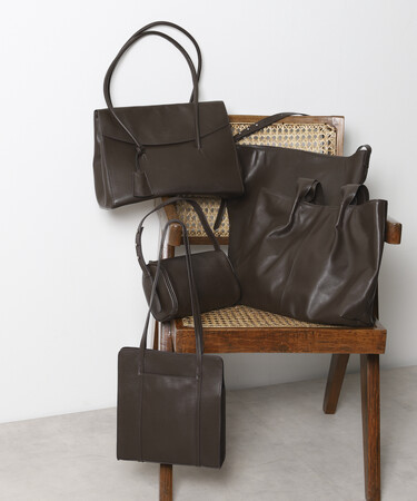 Firsthand定番のオリジナルレザーBAGコレクションに25春夏の新作が登場。ウィメンズはフラップトートやスクエアトート、メンズはトレンドのナップザックなどのメイン画像