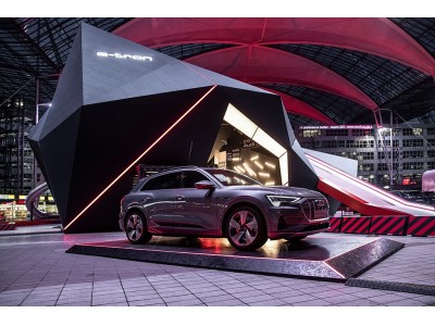 Audi e-tronがミュンヘン空港に圧倒的な存在感で登場
