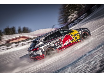 Audi e-tronがアルペンスキーの難コース“シュトライフ”に挑戦