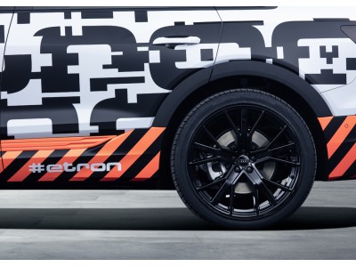 Audi e-tronのプロトタイプ：アウディ初の電気自動車をプレビュー