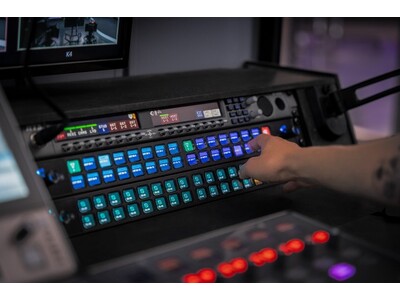 Elgatoのプロフェッショナルなコントロールサーフェス「Stream Deck Studio」と、コンパクトなマウントアーム「Wave Desk Stand」の販売を開始