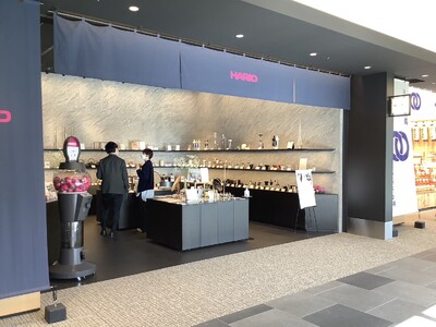 サスティナブルなモノづくりを、店舗内装に表現した「HARIO Satellite 羽田空港店」オープン。クラフトマンシップによる、ガラスのアクセサリーやコーヒー器具・酒器などを展開。
