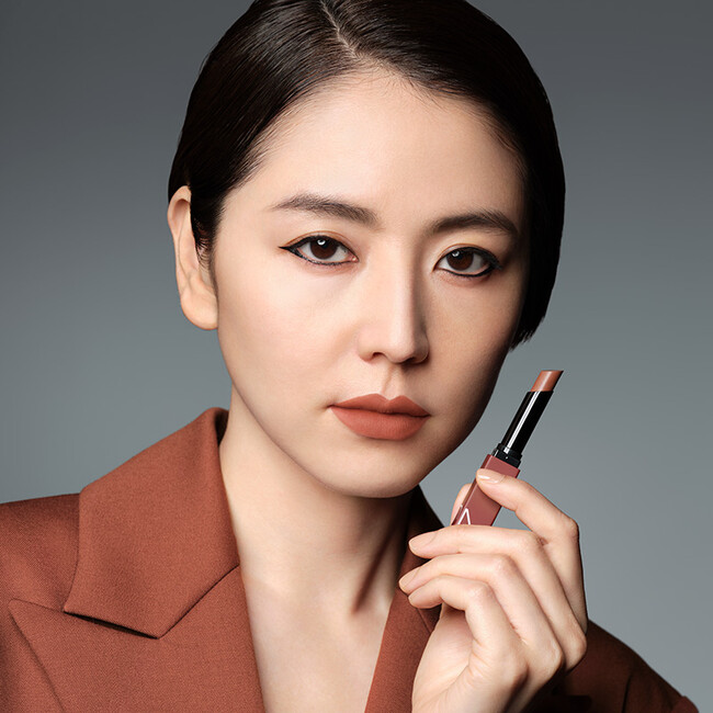 女優 長澤まさみがNARS JAPAN 22年秋新商品『パワーマット リップスティック』のキャンペーンモデルに!