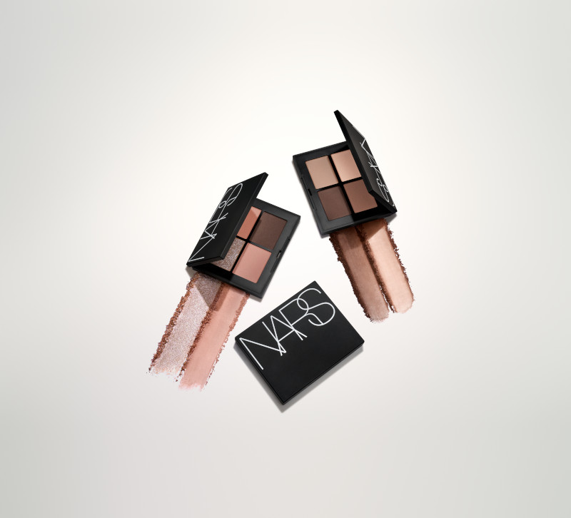 バターのようななめらかさで目元を彩り、無限のアーティストリーを発揮するアイパレット「NARS クワッドアイシャドー」の新色が予約販売中！