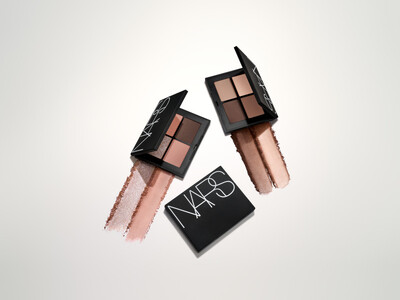 バターのようななめらかさで目元を彩り、無限のアーティストリーを発揮するアイパレット「NARS クワッドアイシャドー」の新色が予約販売中！