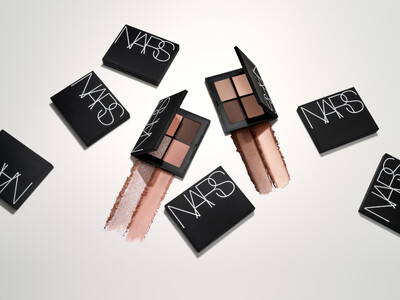 バターのようななめらかさで目元を彩り、無限のアーティストリーを発揮するアイパレット「NARS クワッドアイシャドー」の新色が本日発売