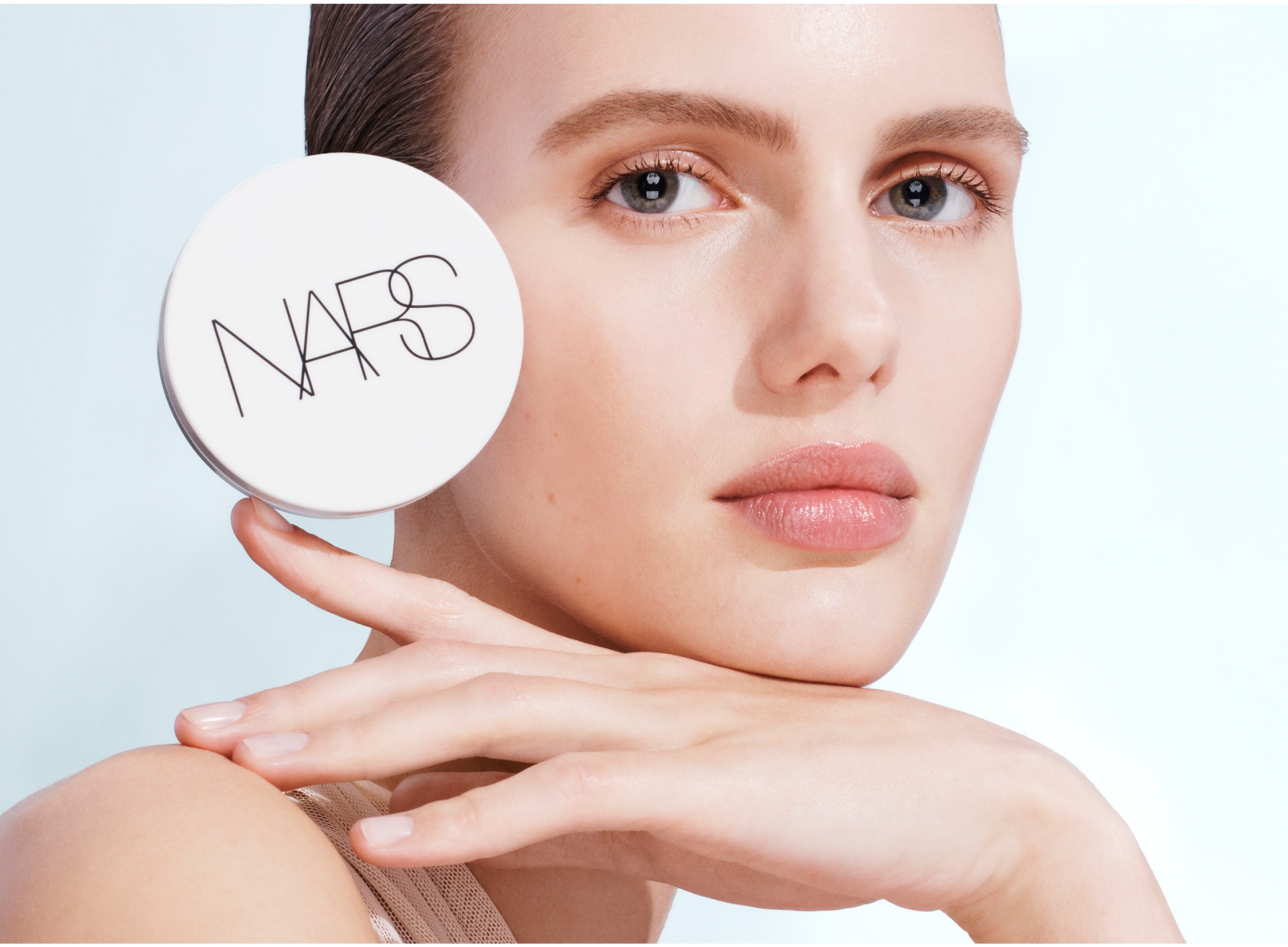 【NARS】光を操り透明感のある肌に導くライトリフレクティングシリーズより待望のクッションファンデーション「ライトリフレクティング セラム クッションファンデーション」が誕生