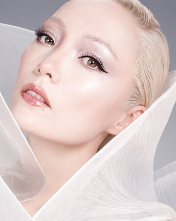 ＜第２弾予約中＞既成概念を超えた、未体験の美しさ。世界的なクチュールブランド、イリス ヴァン ヘルペンとコラボレーションした、まるでアートピースのような幻想的なホリデーコレクション