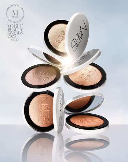 NARS 2025年年間ベストコスメ受賞最新情報：「ライトリフレクティング ルミナイジングパウダー」が「VOGUE BEAUTY AWARDS 2025 モード賞 シルバー」を受賞