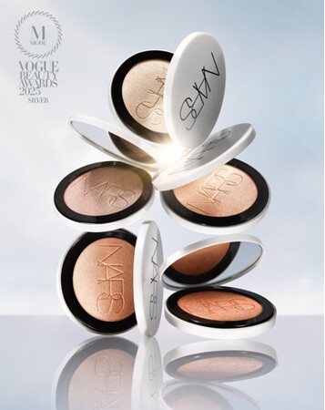 NARS 2025年年間ベストコスメ受賞最新情報：「ライトリフレクティング ルミナイジングパウダー」が「VOGUE BEAUTY AWARDS 2025 モード賞 シルバー」を受賞