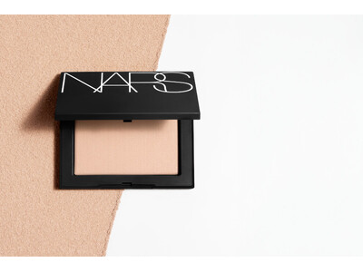 NARSのアイコン「ライトリフレクティング セッティングパウダー プレスト N」に、待望の新色が登場