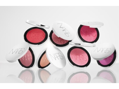 光を受け、魅力が輝く。光を纏い、どの角度から見てもパーフェクトに輝く肌へ導くライトリフレクティング ルミ...