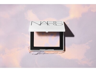 光を反射して、透き通る肌へ。 「ライトリフレクティング プリズマティックパウダー」がクリーンで洗練された...