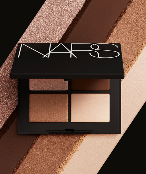 インパクトのあるカラー。贅沢な質感。４シェードがセットされた魅惑的な「NARS クワッドアイシャドー」にブランドのシグネチャーに着想を得た新色３種が仲間入り。