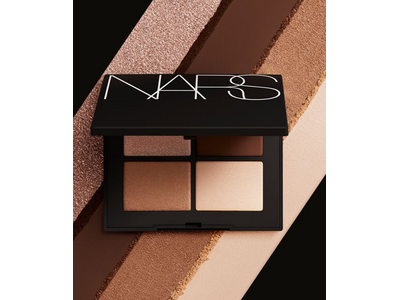 インパクトのあるカラー。贅沢な質感。４シェードがセットされた魅惑的な「NARS クワッドアイシャドー」にブランドのシグネチャーに着想を得た新色３種が仲間入り。