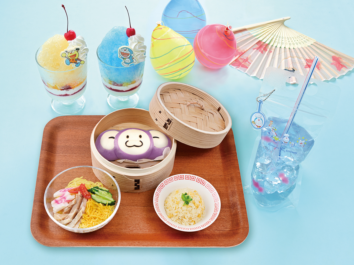 東京・渋谷で開催中の「ドラえもん　Ｆ’ｓキッチン」にて、2025年7月11日（金）より「夏祭りフェア」を期間限定で開催！夏の定番冷やし中華や、2つの味から選べる不思議な食感のかき氷パフェなどが登場