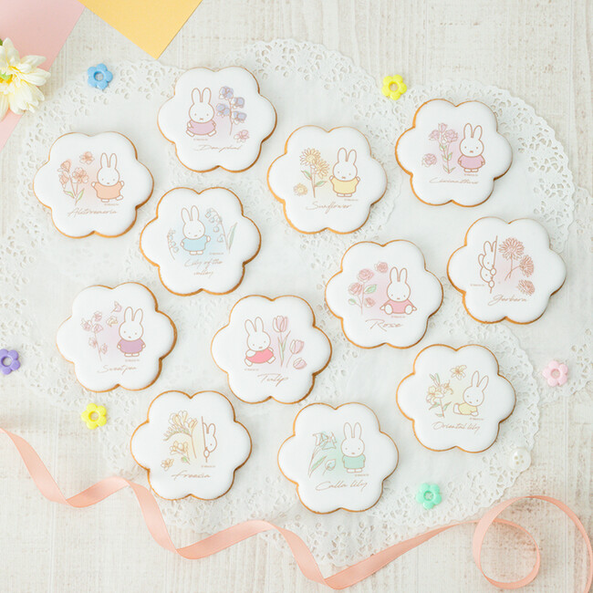 「フラワーミッフィー」の人気アイテム「バースデーフラワーシリーズ」に、2025年9月12日(金)よりアイシングクッキーが仲間入り！12か月の誕生花をリースのようにあしらった巾着セットも登場