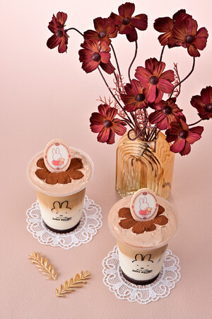 プレスリリース「ミッフィーのお花屋さん「フラワーミッフィー」がお届けするドリンクスタンド「フラワーミッフィー ジュースガーデン」より、ミッフィーと季節のお花「チョコレートコスモス」がテーマの期間限定ドリンクが登場」のイメージ画像