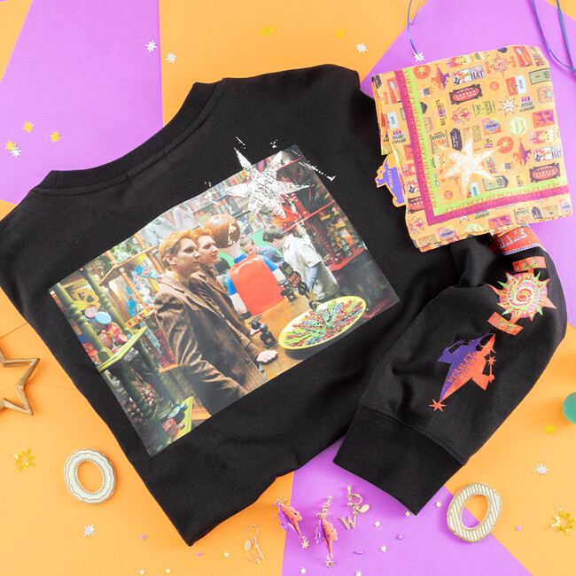 2025�N9��26��(��)���u�n���[�E�|�b�^�[�@�}�z�E�h�R���v�ɂāA�f��w�n���[�E�|�b�^�[�x�V���[�Y�œo�ꂷ��A�t���b�h�ƃW���[�W�������グ�����Y���X�uWWW�v�����`�[�t�ɂ����V���i���o��I