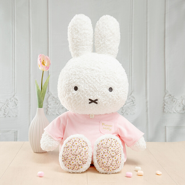 2025年12月12日(金)より「フラワーミッフィー」にて、人気商品「着せかえほわほわぬいぐるみ」が大きくなった「Flower Miffy おおきなほわほわぬいぐるみ デイジーピンク」が順次登場!