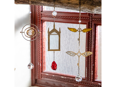 2025年12月5日(金)より「ハリー・ポッター　マホウドコロ」にて、映画『ハリー・ポッターと賢者の石』の公開25周年に先駆け、作中に登場するさまざまなアイテムをモチーフにした新商品を販売！