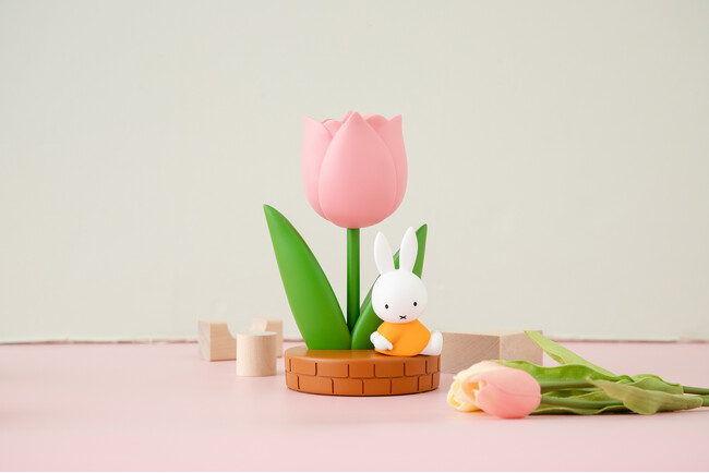 ディック・ブルーナさんの描いたお花にフィーチャーした立体アイテムとフローリストエプロンをモチーフにしたぬいぐるみ専用着せかえお洋服を「フラワーミッフィー」にて2026年8月7日(金)より発売!
