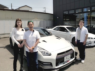 マギー、GT-Rを初試乗！土屋圭市とワイスピ”ブライアン”も訪れた伝説のショップで、カスタム費総額1000万円超のGT-Rを体感！